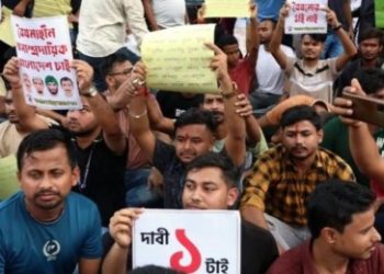 শাহবাগে টানা দ্বিতীয় দিনের মতো হিন্দু সম্প্রদায়ের বিক্ষোভ