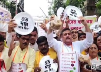 “এত দাম খাবো কি? মমতা যাবে কি ?” : বিধানসভার সামনে শ্লোগান তুললেন শুভেন্দুরা