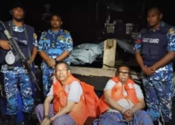 শেখ হাসিনার দুই ঘনিষ্ঠকে দড়ি দিয়ে বাঁধলো বাংলাদেশের সেনা, অব্যাহত হিন্দুদের উপর হামলা