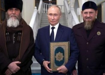 চেচেন মসজিদে গিয়ে কোরানে চুম্বন করলেন ভ্লাদিমির পুতিন ! রমজান কাদিরভকে সন্তুষ্ট করার প্রচেষ্টা- বলছে নিন্দুকরা