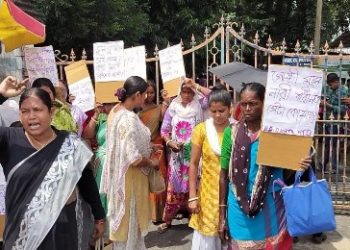 অর্থ আত্মসাৎ,অনিয়ম ও ভোট প্রক্রিয়া বন্ধ রাখার প্রতিবাদে বিডিও অফিসের গেটে তালা ঝোলালো স্বনির্ভর গোষ্ঠীর মহিলারা