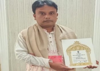 জাতীয় তাঁত দিবসে সন্মানিত বাংলার তাঁতের শাড়ি, উপ-রাষ্ট্রপতি জাতীয় তাঁত পুরস্কার তুলে দিলেন পূর্বস্থলীর তাঁতশিল্পী হাতে