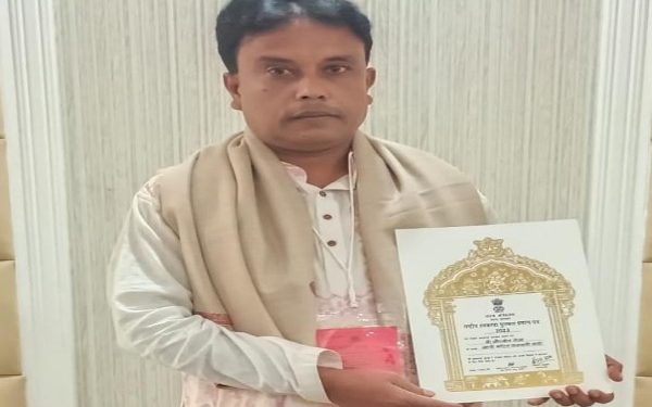 জাতীয় তাঁত দিবসে সন্মানিত বাংলার তাঁতের শাড়ি, উপ-রাষ্ট্রপতি জাতীয় তাঁত পুরস্কার তুলে দিলেন পূর্বস্থলীর তাঁতশিল্পী হাতে