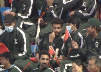 খেলাধুলাতেও ভারত বিরোধী মানসিকতা : ফাইনাল ম্যাচে চীনের পতাকা হাতে পাকিস্তান হকি দল