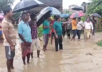 পঞ্চায়েত প্রধানসহ জনপ্রতিনিধিদের বেহাল রাস্তার জল কাদায় হাঁটিয়ে মিললো সাফল্য, শুরু হল মেমারির বেগুট গ্রামের রাস্তা সংস্কারের কাজ