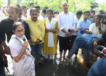 বন্যায় ক্ষয়ক্ষতি নিয়ে সোমবার বর্ধমানে বৈঠক করবেন মুখ্যমন্ত্রী