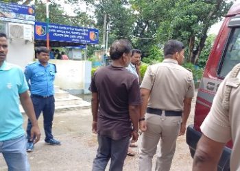 ষষ্ঠ শ্রেণীর ছাত্রীর সঙ্গে অশালীন আচরণের অভিযোগে গৃহশিক্ষিকার স্বামীকে গ্রেফতার করল ভাতার থানার পুলিশ