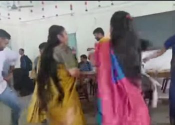 আরজি কর কান্ডের তোলপাড়ের মাঝে শিক্ষক দিবসের দিন চটুল হিন্দি গানের তালে কাটোয়া কলেজের ছাত্রছাত্রীদের উদ্যাম নৃত্যে নিন্দায় সরব নেটিজেনরা