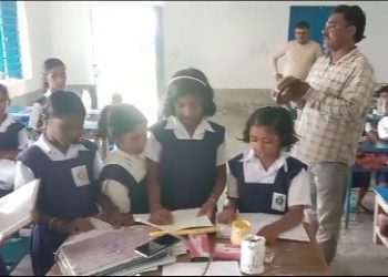 পঠনপাঠনের সঙ্গে সঙ্গীতের অভিনব প্রয়োগ ঘটিয়ে নজর কেড়েছেন মঙ্গলকোটের প্রাথমিক স্কুলের প্রধান শিক্ষক