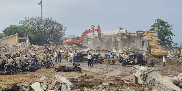 দরগা-কবরস্থান বাঁচাতে হলে বুলডোজারের সামনে শুয়ে পড়ুন : মুসলমানদের উসকানি কংগ্রেস বিধায়কের