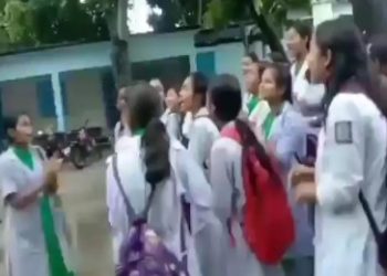 বাংলাদেশ : স্কুলের হিন্দু ছাত্রীদের হিজাব পরা ও কোরান মুখস্ত করার ফতোয়া, বিক্ষোভের জেরে সাময়িক বরখাস্ত প্রধান শিক্ষক মুস্তাফিজুর রহমান