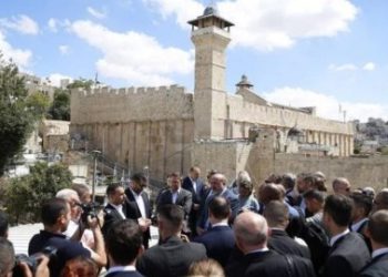 মুসলিমদের পবিত্র ইব্রাহিমি মসজিদে আজান দিতেই নাচ-গান শুরু করে দিচ্ছে ইসরায়েলিরা