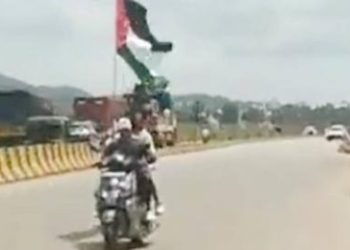 কর্ণাটকের চিক্কামাগালুরুতে ফিলিস্তিনের পতাকা হাতে মুসলিম যুবকদের উচ্ছ্বাস ; ভিডিও ভাইরাল হতেই হিন্দুত্ববাদী সংগঠনের তীব্র প্রতিবাদ