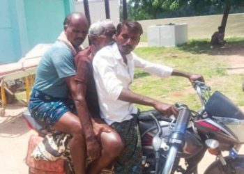 কর্ণাটক : হাসপাতালে অ্যাম্বুলেন্স না পেয়ে মৃত বাবার দেহ বাইকে বসিয়ে নিয়ে গেলেন ২ ছেলে