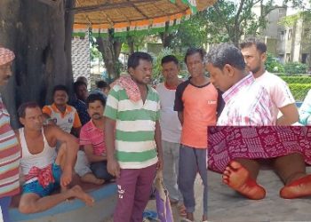 অভাবী বাবা স্মার্টফোন কিনে দিতে না পারায় অভিমানে আত্মঘাতী মেয়ে