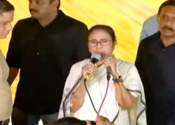 ডাক্তারদের ধর্না মঞ্চে আচমকা হাজির হয়ে দাবি ভেবে দেখার আশ্বাস দিলেন মুখ্যমন্ত্রী