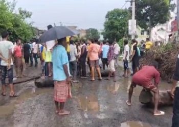 মেমারি : রাস্তা সংস্কারের দাবিতে পঞ্চায়েত অফিসের ঘরে প্রধানসহ কর্মীদের আটকে রেখে বিক্ষোভ, পথ অবরোধ