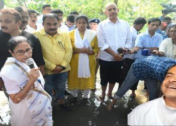কেন্দ্রকে তোপ দেগে মমতা বললেন, ‘ম্যান ম্যাড বন্যা’, মুখ্যমন্ত্রীর বন্যা পরিদর্শনকে শুভেন্দুর কটাক্ষ : ‘খিঁচ মেরি ফটো’