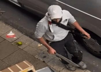 জার্মানি : ফিলিস্তিনি পতাকা হাতে মুসলিম অভিবাসীর অগ্নিসংযোগ ও তাণ্ডবের হামলায় ৩১ জন আহত হয়েছে