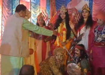 কল্যানের মত কেঁদে না ভাসিয়ে অনাথ শিশুকন্যাদের দেবী জ্ঞানে পূজো করলেন তৃণমূলের স্বপন