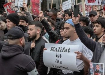 জার্মানি : শরিয়া আইনের দাবিতে ব্যাপক বিক্ষোভ মুসলিম উদ্বাস্তুদের, বামপন্থীদের উদার অভিবাসন নীতি দেশটির সর্বনাশ করে দিয়েছে বলে অভিযোগ