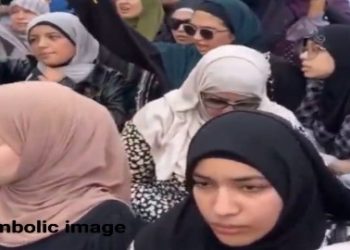 ‘ঘণ্টা বাজলে সমস্যা হবে’ : অদ্ভুত দাবি তুলে মন্দিরের ছাদ নির্মানের কাজ বন্ধ করে দিল ইউপির উন্নাওয়ের মুসলিম মহিলারা