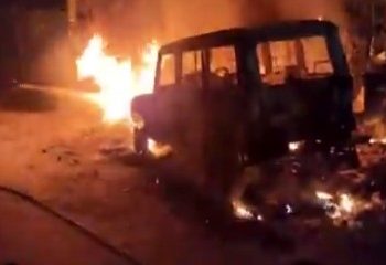 নয়ডা : এক ব্যবসায়ীকে তার বন্ধুরা চারচাকা গাড়িসহ জীবন্ত পুড়িয়ে মেরেছে