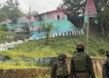 জম্মু-কাশ্মীর : শিব মন্দিরে ঢুকেও প্রাচীন শিবলিঙ্গের কোনো ক্ষতি করতে পারেনি সন্ত্রাসীরা