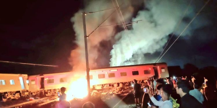 তামিলনাড়ুর তিরুভাল্লুরে মহীশূর দারভাঙ্গা এক্সপ্রেসের সাথে পণ্যবাহী ট্রেনের সংঘর্ষ; লাইনচ্যুত ৬টি বগি