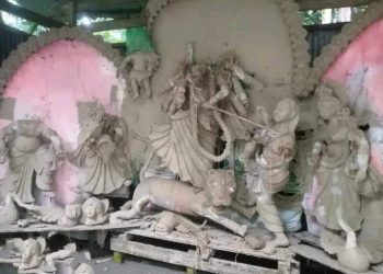 বরিশালে দুর্গাপূজা মণ্ডপে প্রতিমা ভাঙচুর, উলটে পূজো কমিটির ঘাড়ে দোষ চাপাল পুলিশ