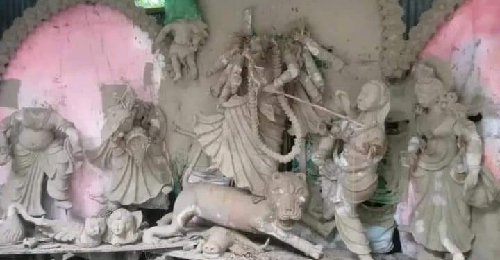 বরিশালে দুর্গাপূজা মণ্ডপে প্রতিমা ভাঙচুর, উলটে পূজো কমিটির ঘাড়ে দোষ চাপাল পুলিশ