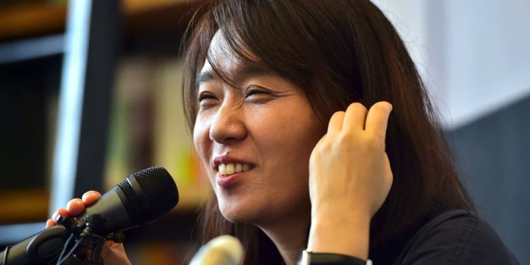 সাহিত্যে নোবেল পুরস্কার পেয়েছেন দক্ষিণ কোরিয়ার লেখক হান কাং