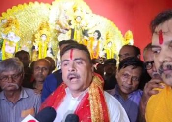 ‘হিন্দুর বাচ্ছা বেঁচে আছে চিন্তা করবেন না’ : দুষ্কৃতী হামলা হওয়া গার্ডেনরিচের দুর্গাপূজো মন্ডপে গিয়ে কমিটিকে আশ্বস্ত করলেন শুভেন্দু অধিকারী