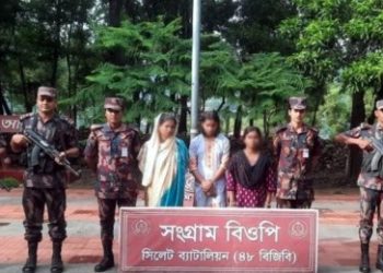 নিজেদের সম্ভ্রম বাঁচাতে ভারতে ঢোকার আগে বাংলাদেশের সীমান্তরক্ষীদের হাতে আটক এক কিশোরীসহ ৩ হিন্দু মহিলা
