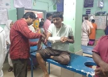 ভাতার : দুর্ঘটনার কবলে পড়ল বেপরোয়া টোটো, আহত এক পথচারী ও ৪ যাত্রী, একজনের অবস্থা গুরুতর