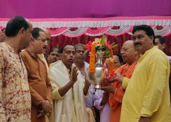 প্রতিপদে বর্ধমানের সর্বমঙ্গলা মন্দিরে ঘট স্থাপনের সাথে সাথে গোটা রাঢ়বঙ্গে দুর্গাপুজোর ঢাকে কাঠি পড়ে গেল