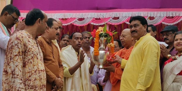 প্রতিপদে বর্ধমানের সর্বমঙ্গলা মন্দিরে ঘট স্থাপনের সাথে সাথে গোটা রাঢ়বঙ্গে দুর্গাপুজোর ঢাকে কাঠি পড়ে গেল