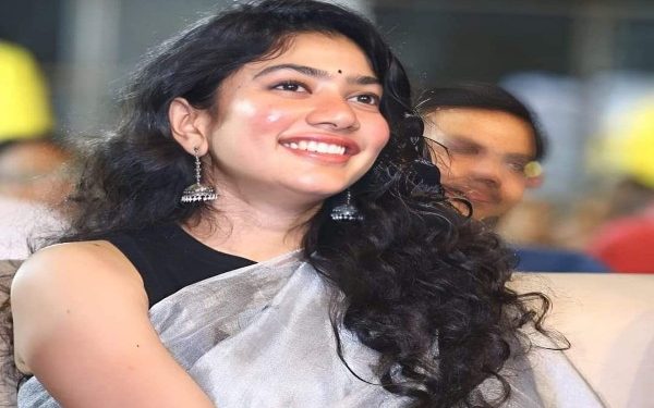 ‘ভারতীয় সেনা আর পাকিস্তানি সন্ত্রাসী গোষ্ঠীর মধ্যে কোনো পার্থক্য নেই’: দক্ষিনী অভিনেত্রী সাই পল্লবীর বক্তব্যে ক্ষুব্ধ নেটিজেনরা