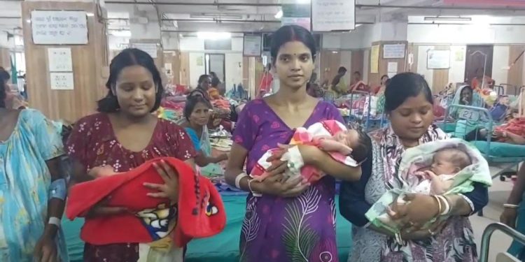 ২৪ ঘন্টার ব্যবধানে ৯ প্রসূতির ৯ জোড়া সন্তানের জন্ম দেওয়ার বিরল দৃষ্টান্ত তৈরি করলো বর্ধমান হাসপাতাল