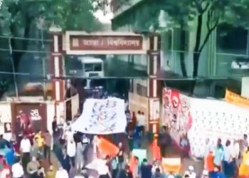 বাংলাদেশ : খেলাফত ও শরিয়ার দাবিতে বিশ্ববিদ্যালয়ের জিহাদিদের মিছিল, হিন্দু ও বৌদ্ধদের দেশ ছাড়ার হুমকি সন্ত্রাসী গোষ্ঠীর, মুর্তি ভাঙচুরের ছবি পোস্টের বিরুদ্ধে অঘোষিত ফতোয়া ইউনুসের