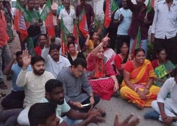 লক্ষ্মী প্রতিমা ভাঙচুরে অভিযুক্তদের গ্রেফতারের দাবিতে বজবজের নোদাখালী থানার সামনে বিজেপির বিক্ষোভ