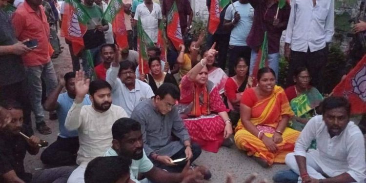 লক্ষ্মী প্রতিমা ভাঙচুরে অভিযুক্তদের গ্রেফতারের দাবিতে বজবজের নোদাখালী থানার সামনে বিজেপির বিক্ষোভ