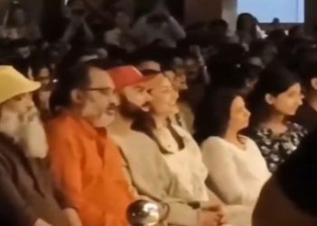 কৃষ্ণ দাসের কীর্তন সন্ধ্যায় হাজির বিরাট-অনুষ্কা, ভক্তিতে মগ্ন দম্পতি