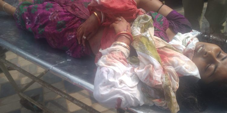 ভাতার : নতুন সংসার গড়তে স্বামী সন্তান ফেলে পালিয়ে এসেছিল বধূ, কিন্তু ক্ষুর দিয়ে জখম করে গহনা ও টাকার ব্যাগ নিয়ে চম্পট দিল প্রেমিক