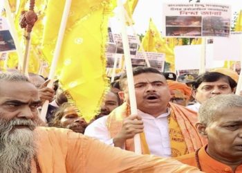 বাংলাদেশের হিন্দুদের উপর লাগাতার হামলার প্রতিবাদে কলকাতায় সাধুসন্তদের মিছিলে হাঁটলেন শুভেন্দু অধিকারী