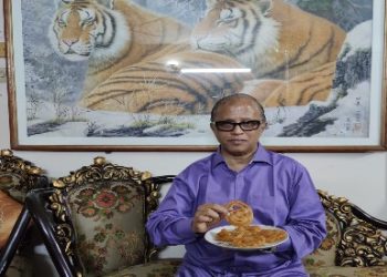 জিলাপি খেয়ে ডোনাল্ড ট্রাম্পের জয় উদযাপনের পাশাপাশি দেশের হিন্দু নিপিড়নকারীদের শাস্তির দাবি জানালেন বাংলাদেশের সাংবাদিক