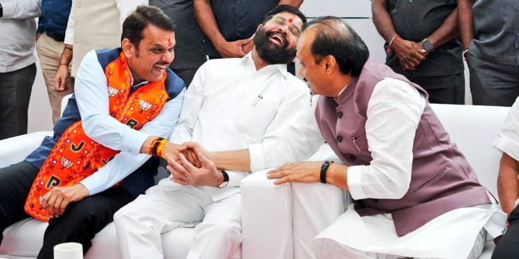 মহারাষ্ট্র জিতেছে মহাযুতি, ইন্ডি ধরে রেখেছে ঝাড়খণ্ড