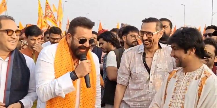 ধীরেন্দ্র শাস্ত্রীর যাত্রায় ‘হর হর মহাদেব’ ধ্বনি দিয়ে অভিনেতা সঞ্জয় দত্ত বললেন,’বাবা বাগেশ্বরের প্রতি পূর্ণ বিশ্বাস আছে, তিনি যদি উপরে যেতে বলেন আমি তাও যাব’