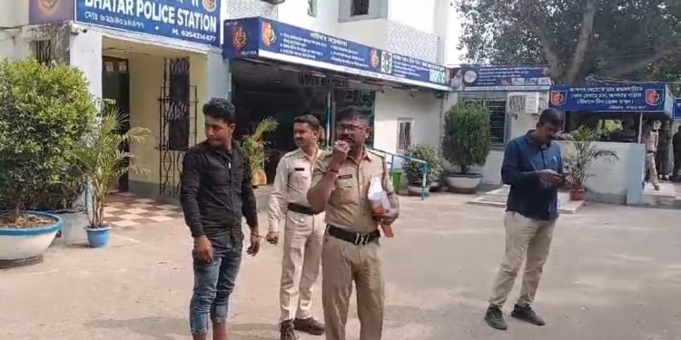 দোকানে চুরির ২৪ ঘন্টার মধ্যেই চোরকে পাকড়াও করল ভাতার থানার পুলিশ