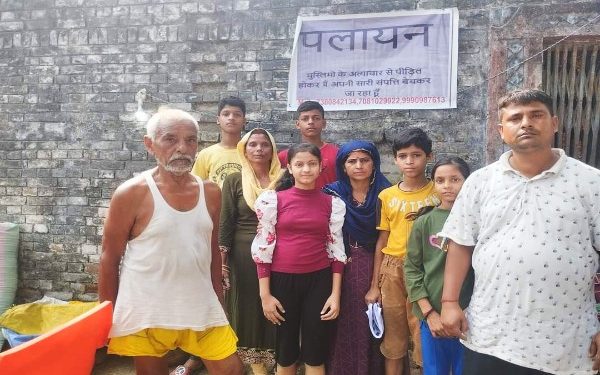 ‘মুসলমানদের অত্যাচারে অতিষ্ঠ হয়ে আমি আমার সমস্ত সম্পত্তি বিক্রি করে চলে যাচ্ছি’ : ইউপির কুশিনগরের হিন্দু পরিবারের ‘পলায়নের’ ব্যানার ঘিরে চাঞ্চল্য